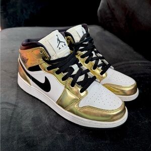 AIR JORDAN 1 MID SE “METALLIC GOLD"